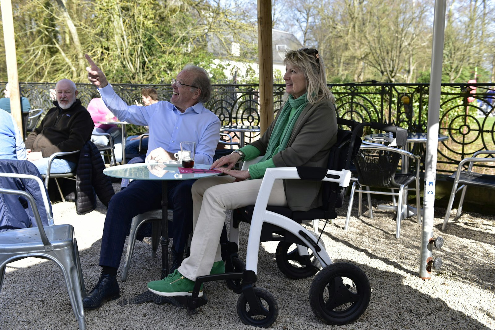 Personas conversando tranquilamente en una cafetería